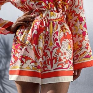 Scarf print NWOT elastic waist shorts - L